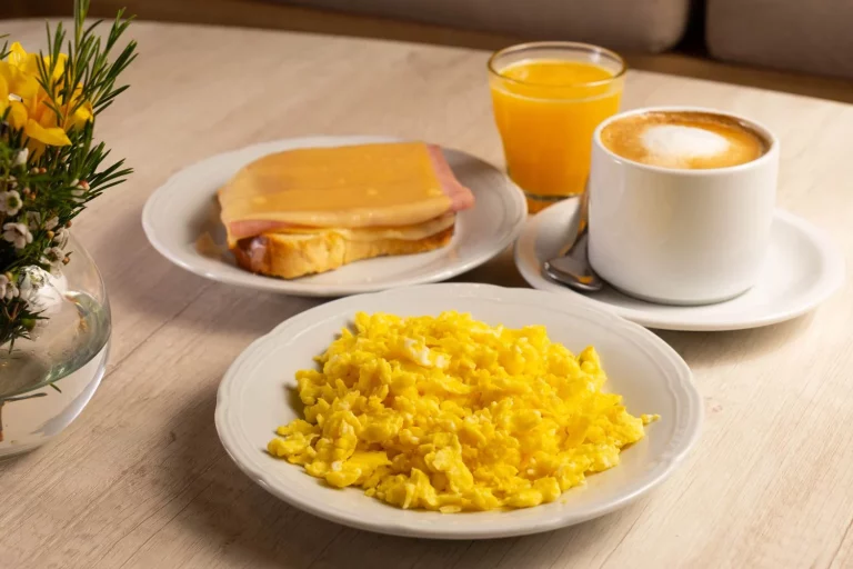 Descubre qué es el brinner, la cena en modo desayuno que se impone en España