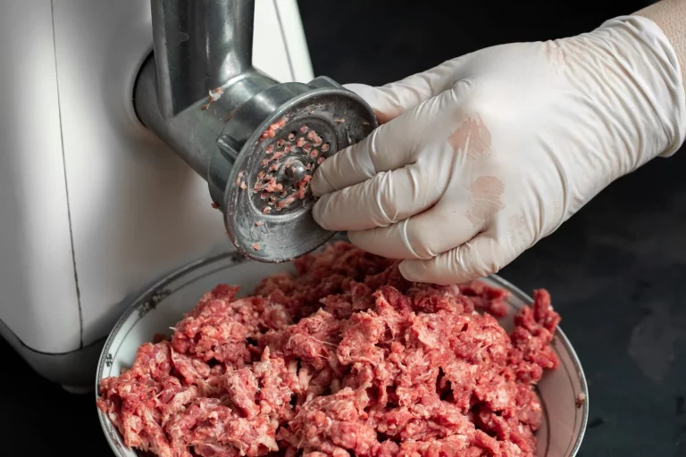 La OCU revela que este tipo de carne contiene un 40% de agua y alerta sobre sus riesgos para la salud