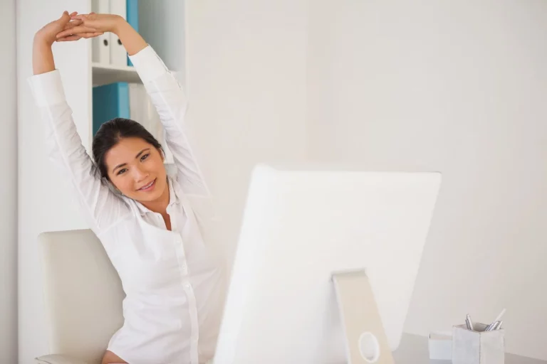 Si trabajas sentada, tu columna te agradecerá este estiramiento de yoga