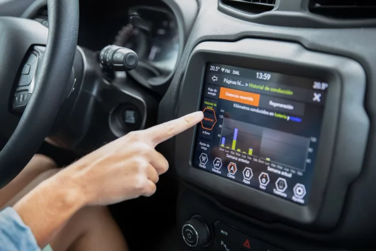 La DGT avisa, no salir sin estos documentos en el coche podría salirte caro