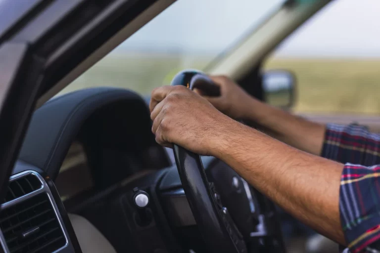 Si dejas el motor encendido, la DGT tiene una sorpresa en euros para ti