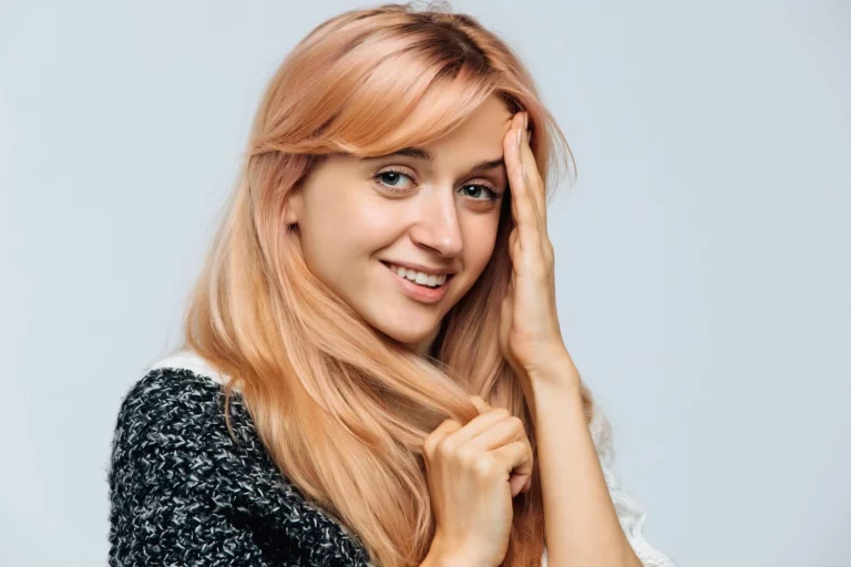 Cómo llevar el «bottleneck bangs», el flequillo que será tendencia en esta primavera