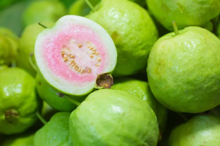 Adiós insomnio y sin medicamentos: la fruta con magnesio que mejora tu sueño de forma natural