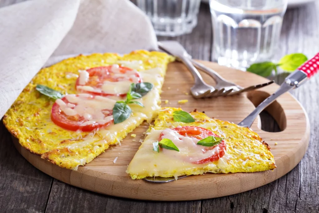 Sobras de tortilla de patatas: 3 trucos geniales para reinventarla 32 Moncloa 1. UNA PIZZA IMPROVISADA CON TOQUE CASERO