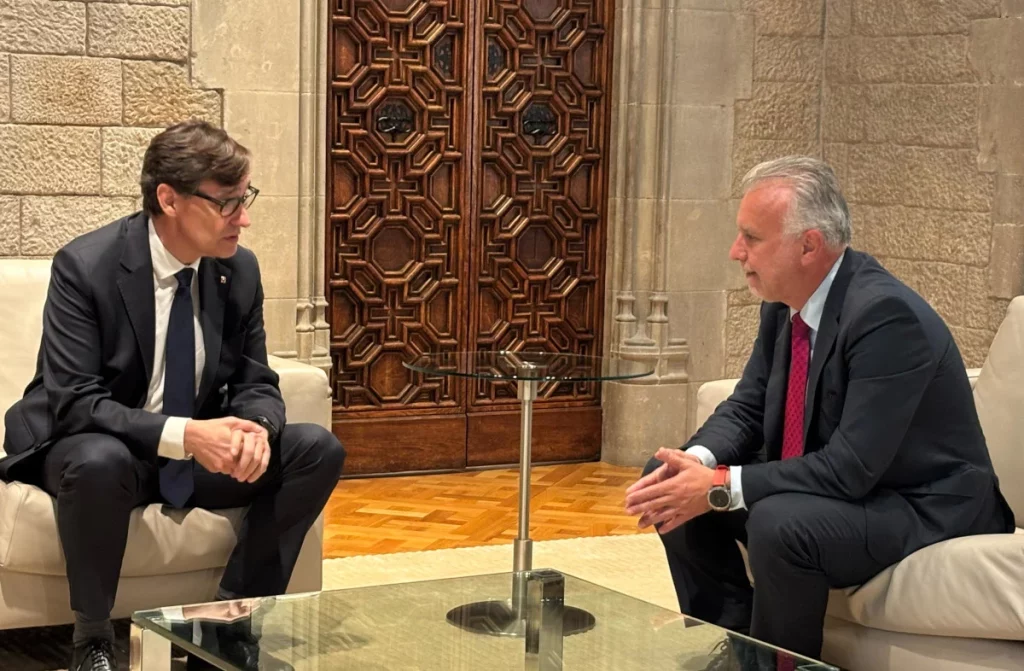 El PSOE e Illa lanzan el órdago al recuperar el Estatuto tumbado por el TC 1 Moncloa Salvador Illa y Ángel Víctor Torres, presidente de la Generalitat y ministro de Política Territorial | Fuente: Agencias