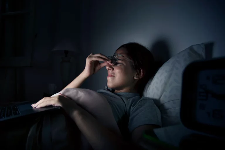 De noche no es insomnio, es un ataque de pánico: descubre cómo reconocerlo y actuar