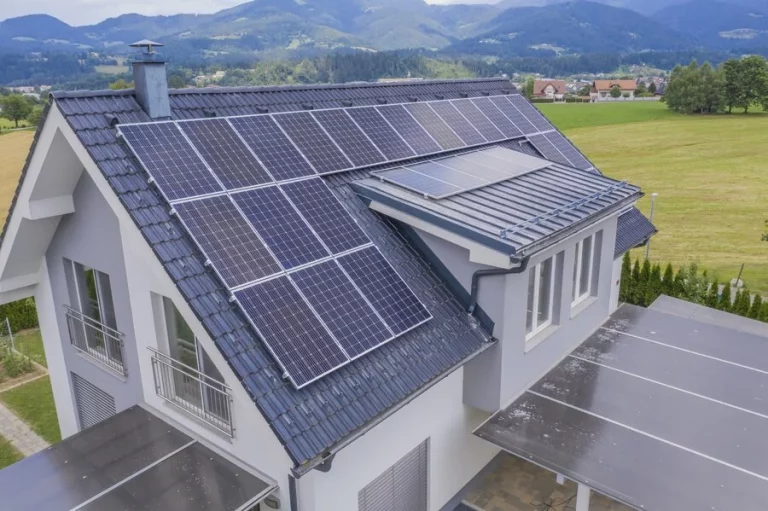 Leroy Merlin lanza un panel solar que te da luz gratis sin instalación