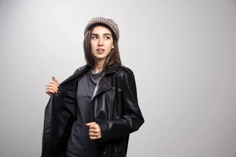 Mango ya tiene la chaqueta retro que será furor en primavera, y a un precio regalado