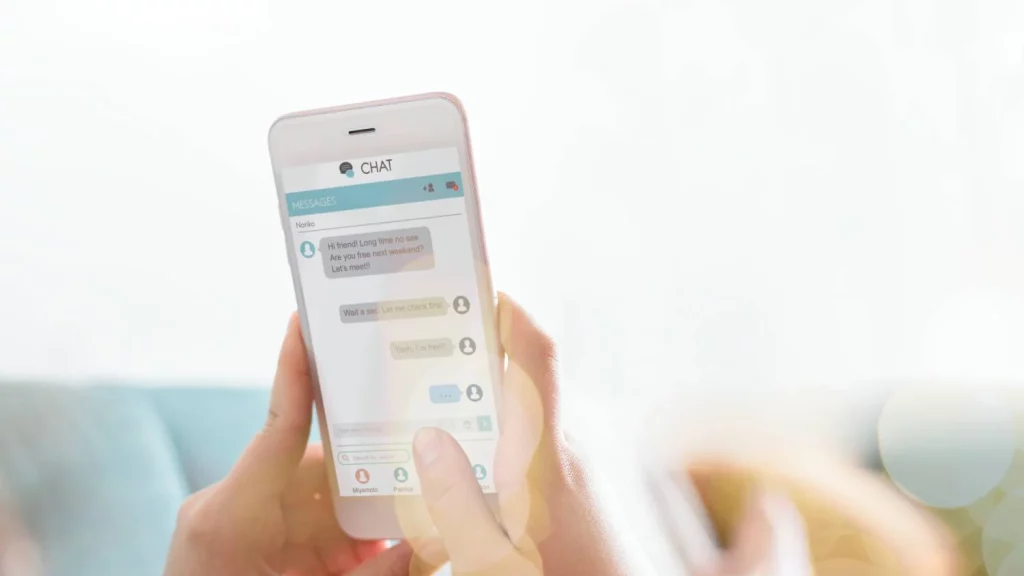 El truco definitivo para ser invisible en WhatsApp y cotillear sin dejar rastro 21 Moncloa Restringir chats, otra de las funciones de WhatsApp que es furor