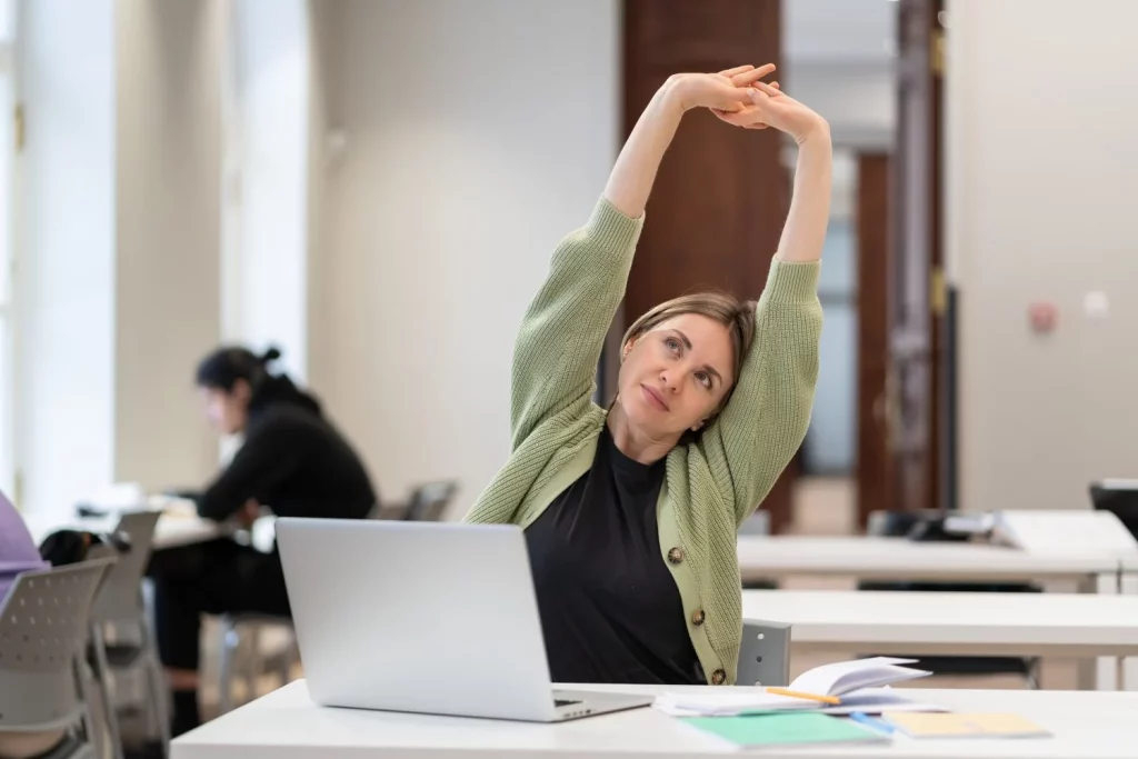 Si trabajas sentada, tu columna te agradecerá este estiramiento de yoga 21 Moncloa EL ESTIRAMIENTO QUE TRANSFORMA TU DÍA