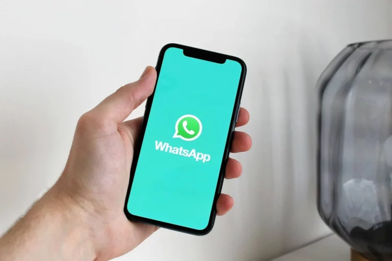 El truco definitivo para ser invisible en WhatsApp y cotillear sin dejar rastro