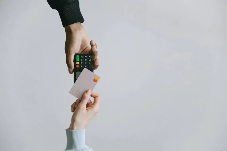 El gran fallo del ‘contactless’ que los estafadores están aprovechando