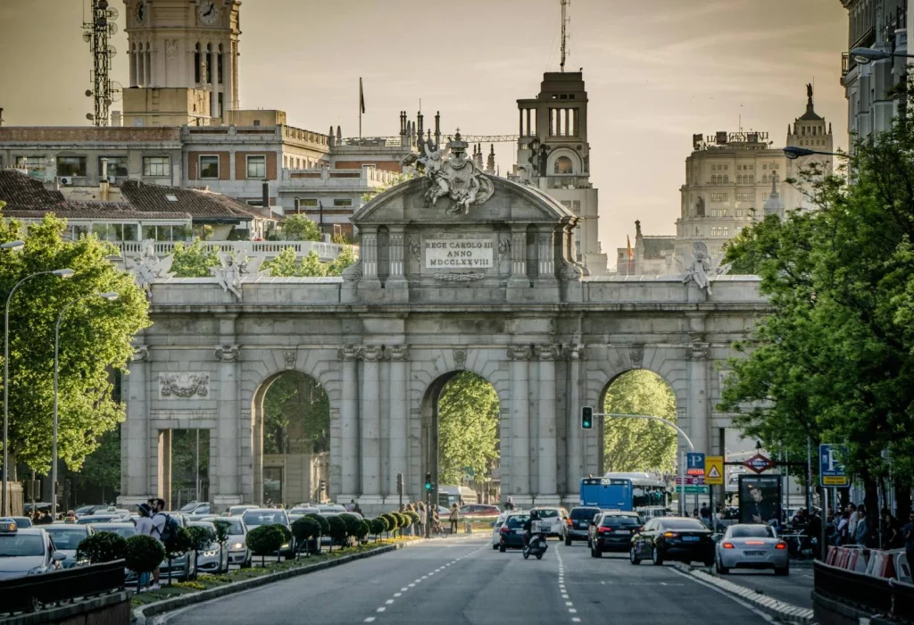 Qué ver en la calle más extensa de Madrid, con más de diez kilómetros de encanto urbano 25 Moncloa Plaza de la Cibeles y Puerta de Alcalá, los protagonistas de Madrid