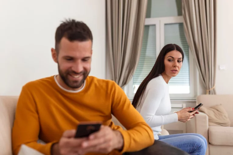 El phubbing está arruinando relaciones y quizá tu pareja ya lo esté haciendo