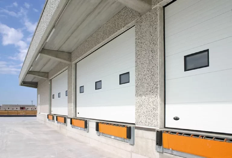 Tipos y usos de puertas automáticas industriales