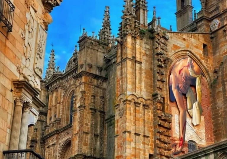 Plasencia se prepara para la Semana Santa con un gigantesco mural hiperrealista