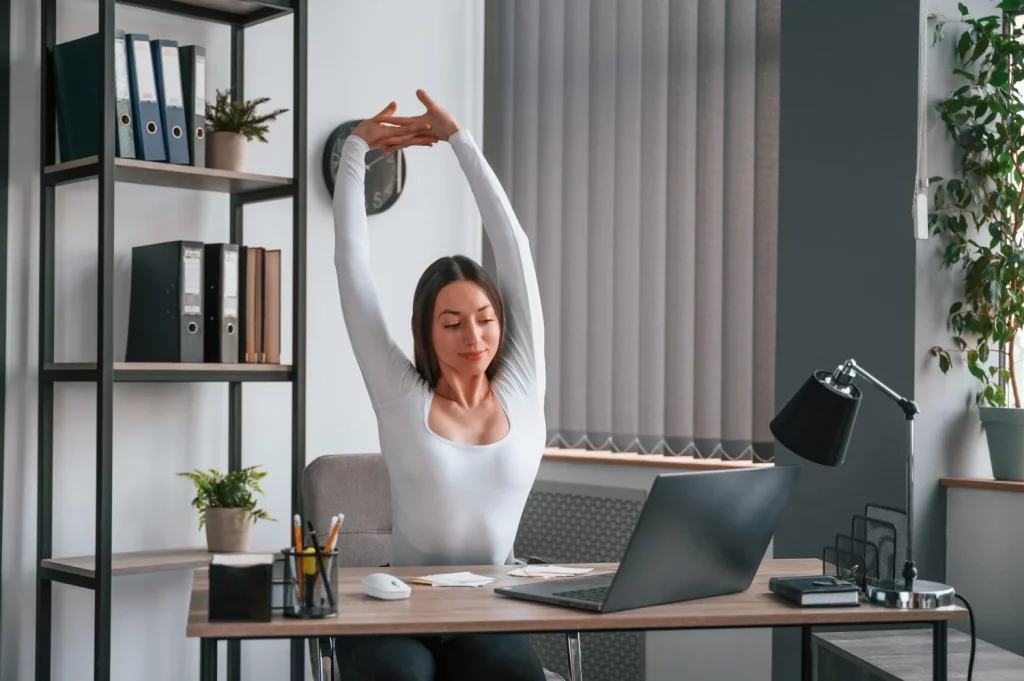 Si trabajas sentada, tu columna te agradecerá este estiramiento de yoga 20 Moncloa LOS BENEFICIOS DEL YOGA PARA TU COLUMNA