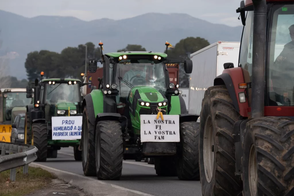 Jesús Fuentes (SAE): «El campo se muere; vamos hacia el abismo» 1 Moncloa Protesta de tractores en Cataluña ante la dejadez de la Generalitat para proteger la agricultura. Fuente: Agencias