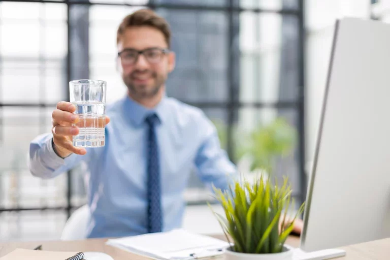 El significado oculto de aceptar un vaso de agua en una entrevista laboral