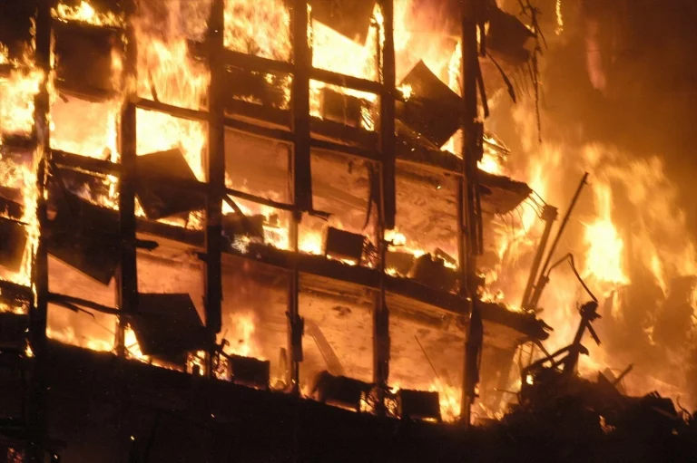 Las 20 incógnitas vivas del incendio del Windsor dos décadas después