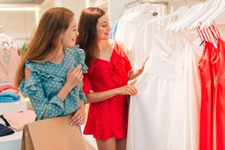 Zara lo peta con un vestido multifacético a solo 40 euros