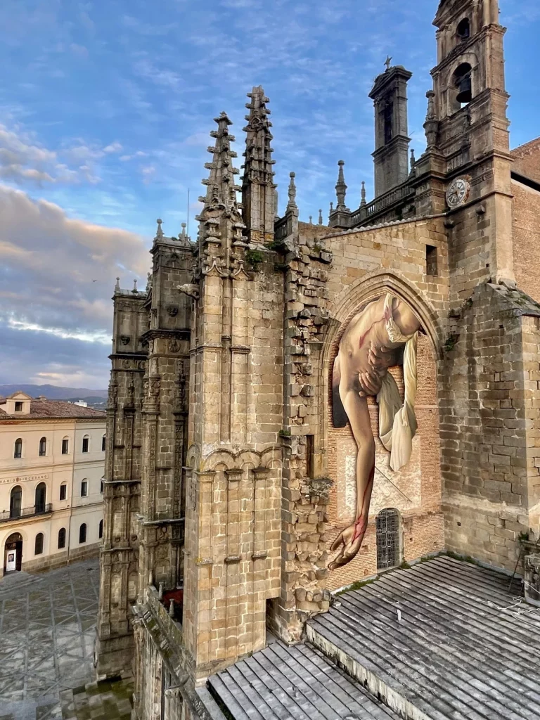 ¿Por qué el cartel de la Semana Santa de Plasencia ha conquistado al mundo? Descubre el mejor mural de febrero