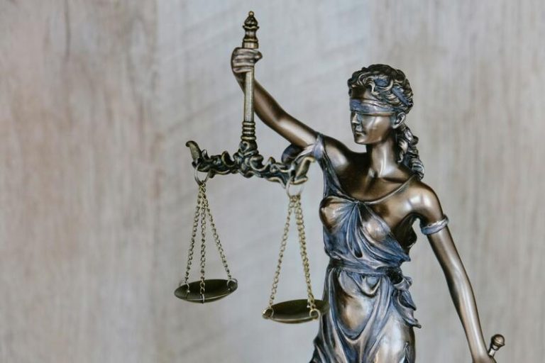 Justicia e igualdad: De eliminar los uniformes con falda para enfermeras a definir la trata como la nueva «esclavitud»