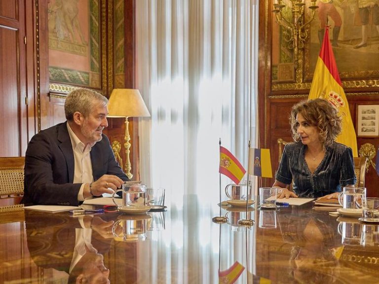 Clavijo se reúne este lunes en Madrid con la ministra de Hacienda para la financiación al reparto de menores migrantes