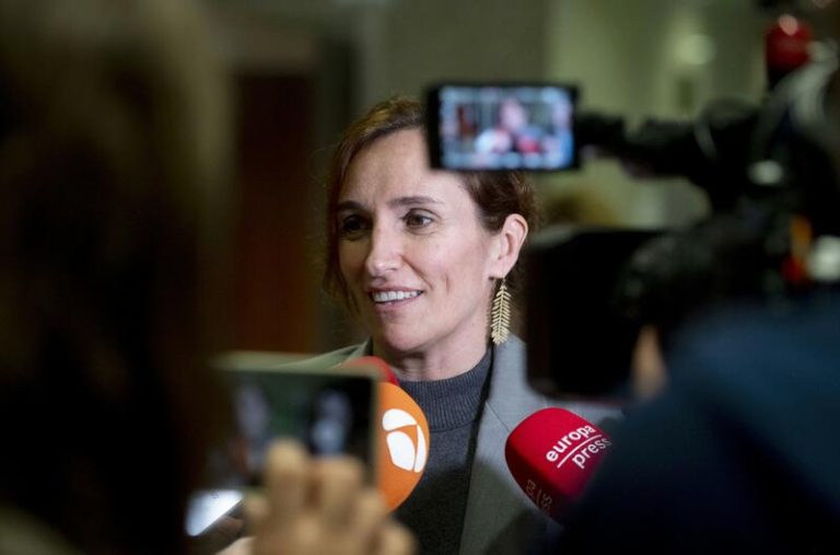 Mónica García acusa a Ayuso de «racismo y xenofobia» por anunciar recurso al reparto de menas y por tenerlos «hacinados»