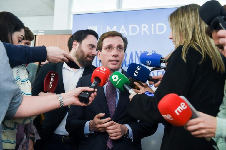 Almeida y Ayuso atizan a Sánchez: de galgo de Paiporta a doctor cum fraude