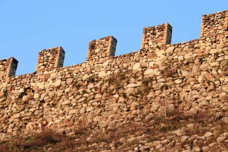 Medieval, mágico e inolvidable: este pueblo dentro de un castillo es tu próxima escapada de Semana Santa