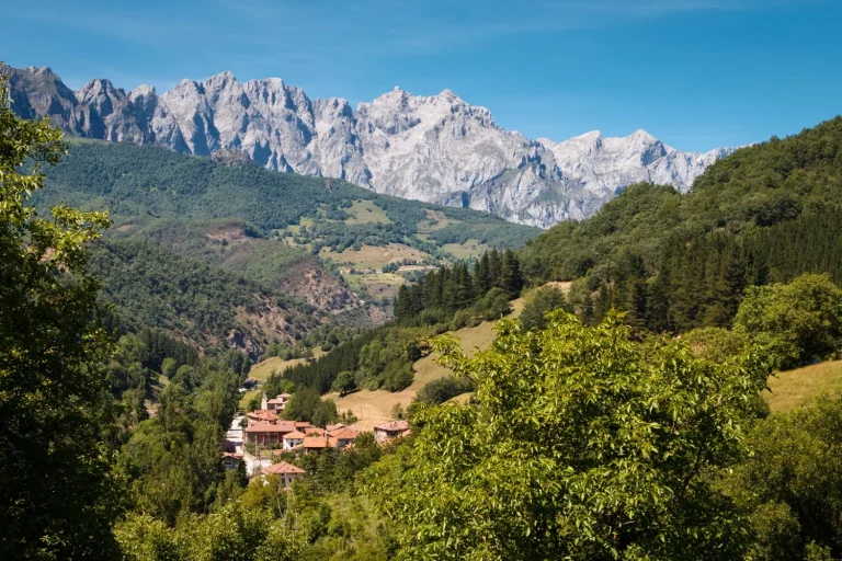 Cantabria esconde un pueblo de 170 habitantes con un palacio que te va a dejar flipando