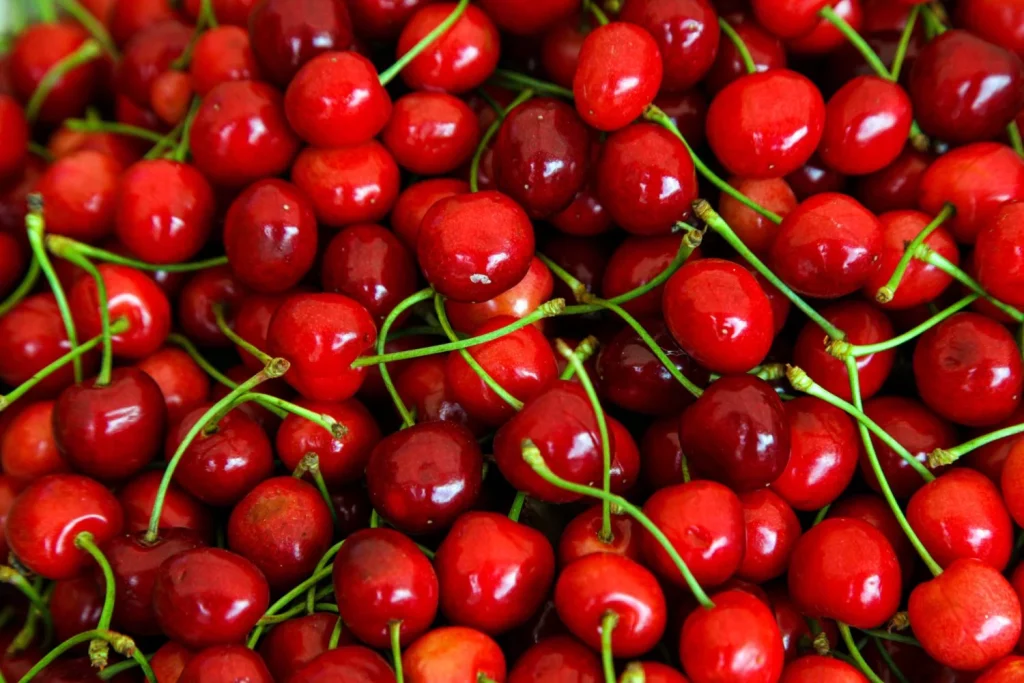 3 frutas que deben ir directas a la nevera cuando llega la primavera 30 Moncloa CEREZAS: UN CAPRICHO ROJO QUE AGRADECE LA TEMPERATURA BAJA