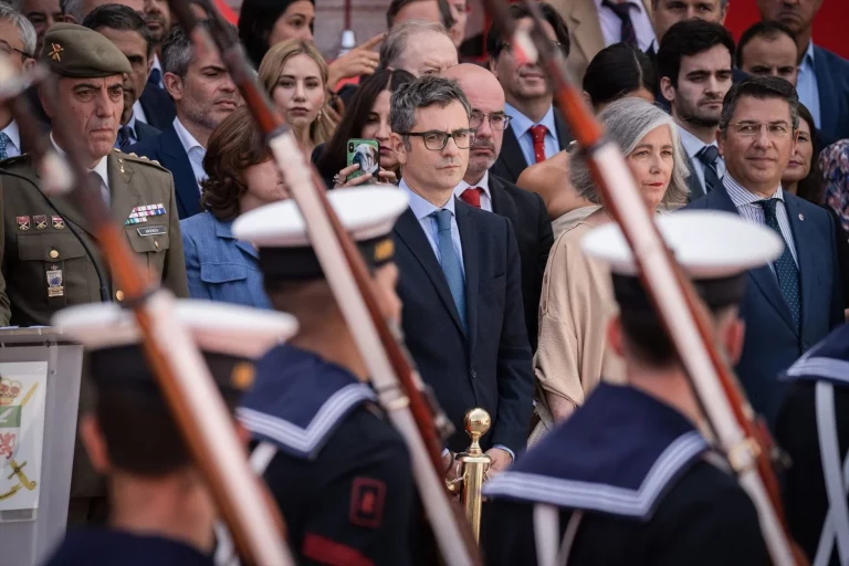La «guerra» entre Ayuso y Bolaños involucra a Robles y perjudica a Madrid