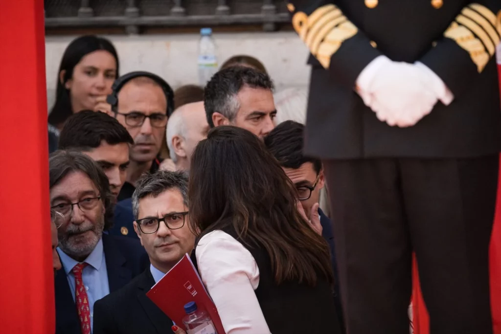 El ministro de la Presidencia, Relaciones con las Cortes y Memoria Democrática, Félix Bolaños (2i), durante el acto cívico militar con motivo del Día de la Comunidad de Madrid en la Puerta del Sol, a 2 de mayo de 2023, en Madrid (Fuente: Agencias)