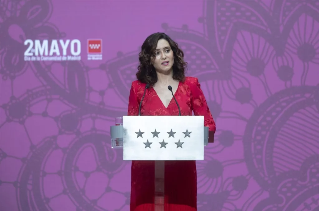 La presidenta de la Comunidad de Madrid, Isabel Díaz Ayuso, junto al consejero de Presidencia, Justicia y Administración Local, Miguel Ángel García Martín, en el Pleno de la Asamblea (Fuente: Agencias)