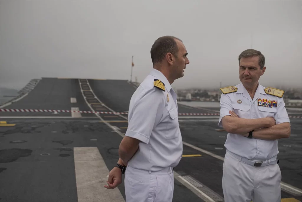 Santiago Martínez Mata (i), Comandante del LHG 'Juan Carlos I' y el contralmirante Gonzalo Villar (d) durante una conferencia de prensa a bordo del LHG ‘Juan Carlos I’, en el Puerto de Vigo (Fuente: Agencias)