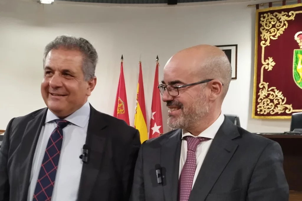 El alcalde de Parla, Ramón Jurado, (izda), junto al delegado del Gobierno en Madrid, Francisco Martín, ambos del PSOE | Fuente: Agencias