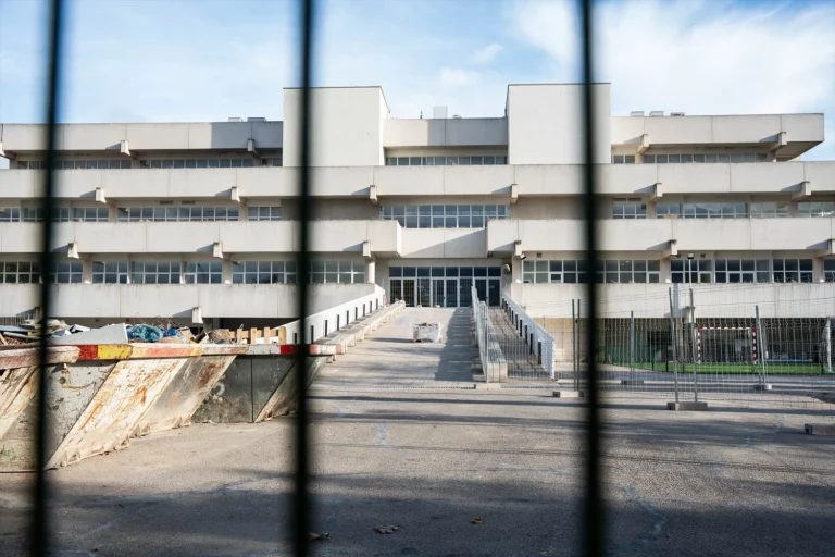 Ayuso y el PSOE utilizan a los menores migrantes para su «guerra» política