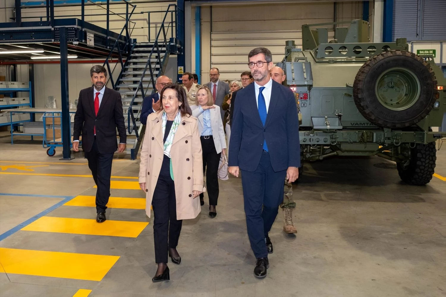 La ministra de Defensa, Margarita Robles, durante una visita a las instalaciones de UROVESA Vehículos Especiales S.A, a 30 de septiembre de 2024, en Valga, Pontevedra, Galicia (Fuente: Europa Press)
