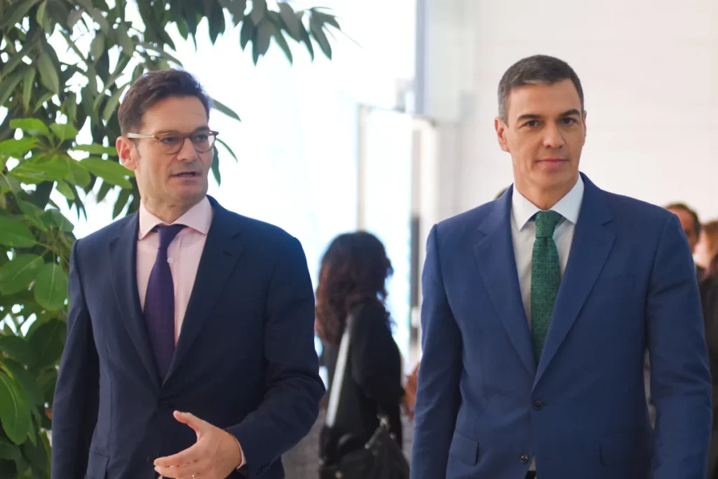 Joseph Oughourlian, presidente de Prisa, da el paso para su blindaje ante Pedro Sánchez, presidente del Gobierno | Fuente: Agencias