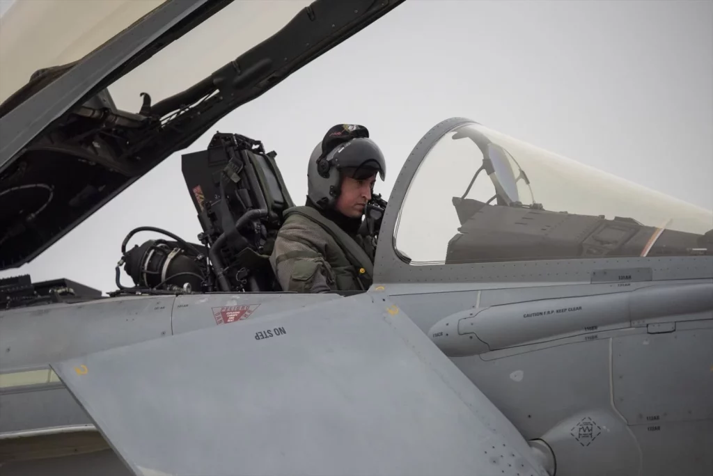 Defensa inicia el abandono total de la tecnología militar israelí 2 Moncloa Soldados del ejército español durante el acto de despedida de los seis Eurofighter del Ala 14 rumbo a la base aérea de Mihail Kogalniceanu de Constanza (Fuente: Agencias)