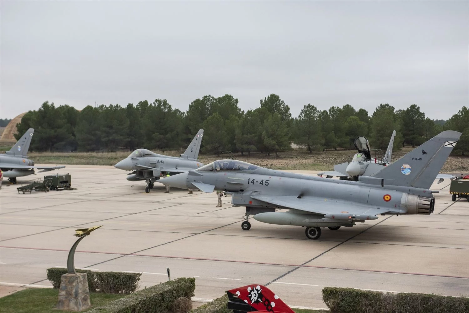 Eurofighter del Ala 14 durante el acto de despedida de los seis Eurofighter del Ala 14 rumbo a la base aérea de Mihail Kogalniceanu de Constanza (Rumanía), en la puerta principal de la Base Aérea de Albacete (Fuente: Agencias)