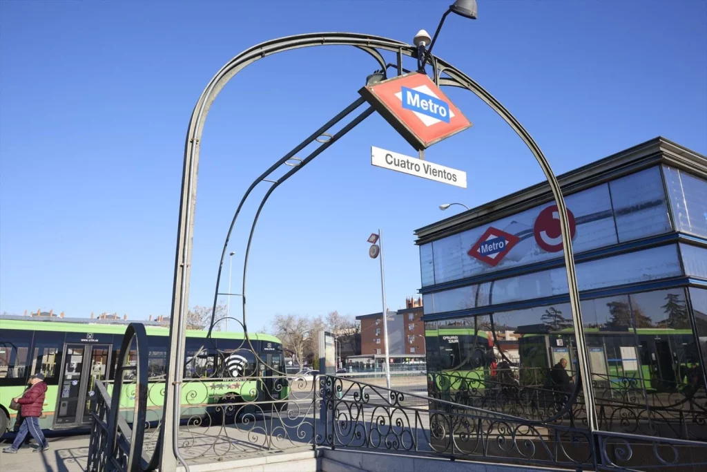 Entrada a la estación de Metro de Cuatro Vientos junto a la A-5, a 15 de enero de 2025, en Madrid (Fuente: Agencias)