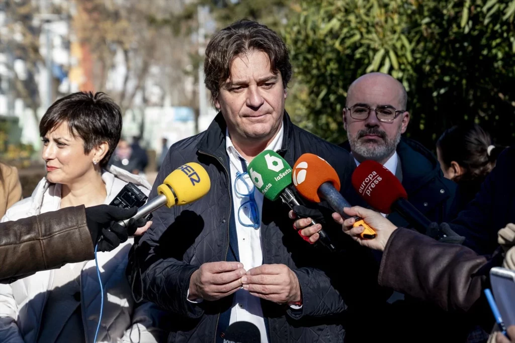 Ayuso y el PSOE utilizan a los menores migrantes para su «guerra» política 1 Moncloa El alcalde de Fuenlabrada, Javier Ayala, atiende a los medios tras recorrer el Barrio del Cerro y El Molino, a 17 de enero de 2025, en Fuenlabrada, Madrid (Fuente: Agencias)