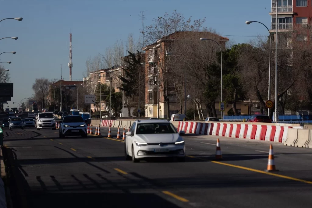 Varios vehículos circulan en la A-5, a 31 de enero de 2025, en Boadilla del Monte, Madrid (Fuente: Agencias).
