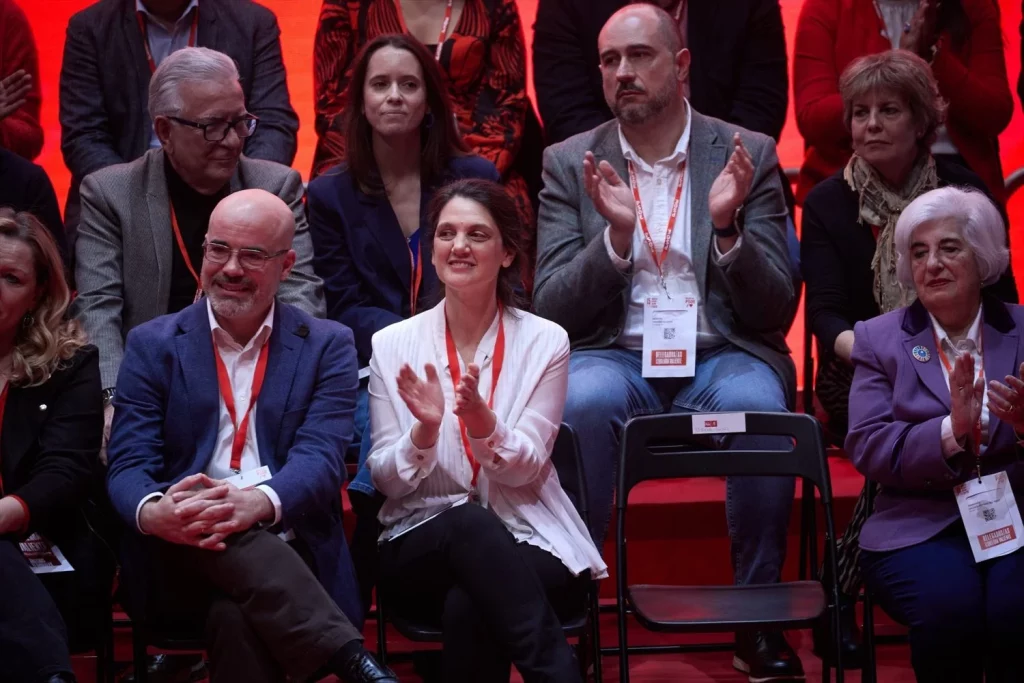 El delegado del Gobierno en la Comunidad de Madrid, Francisco Martín, la asesora en el gabinete del Ministerio para la Transformación Digital y de la Función Pública, Pilar Sánchez Acera, y la nueva presidenta del PSOE-M, Paca Sauquillo, durante el 15º Congreso Regional del PSOE-M (Fuente: Agencias)