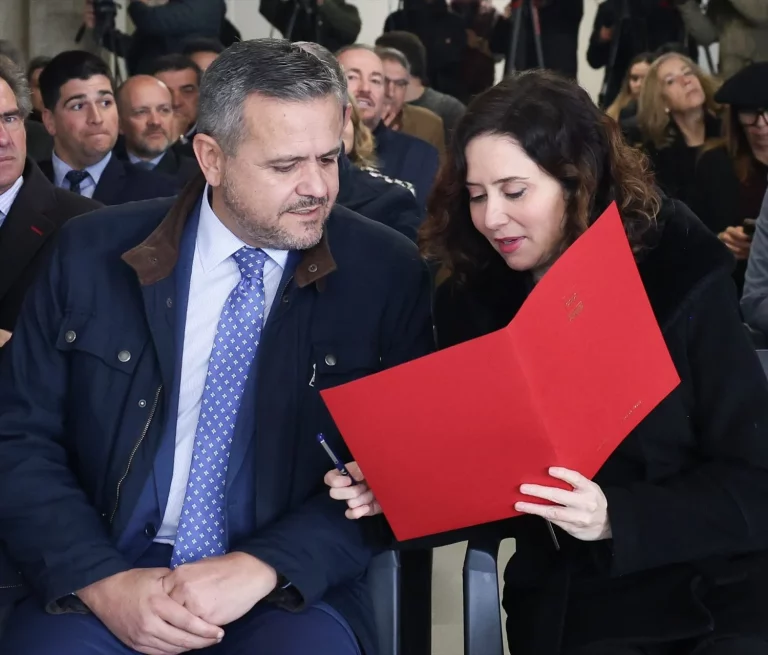 El consejero de Vivienda, Transportes e Infraestructuras, Jorge Rodrigo Domínguez, y la presidenta de la Comunidad de Madrid, Isabel Díaz Ayuso, durante la entrega de llaves a los primeros adjudicatarios de las 282 viviendas del Plan Vive en Colmenar Viejo (Fuente: Agencias)
