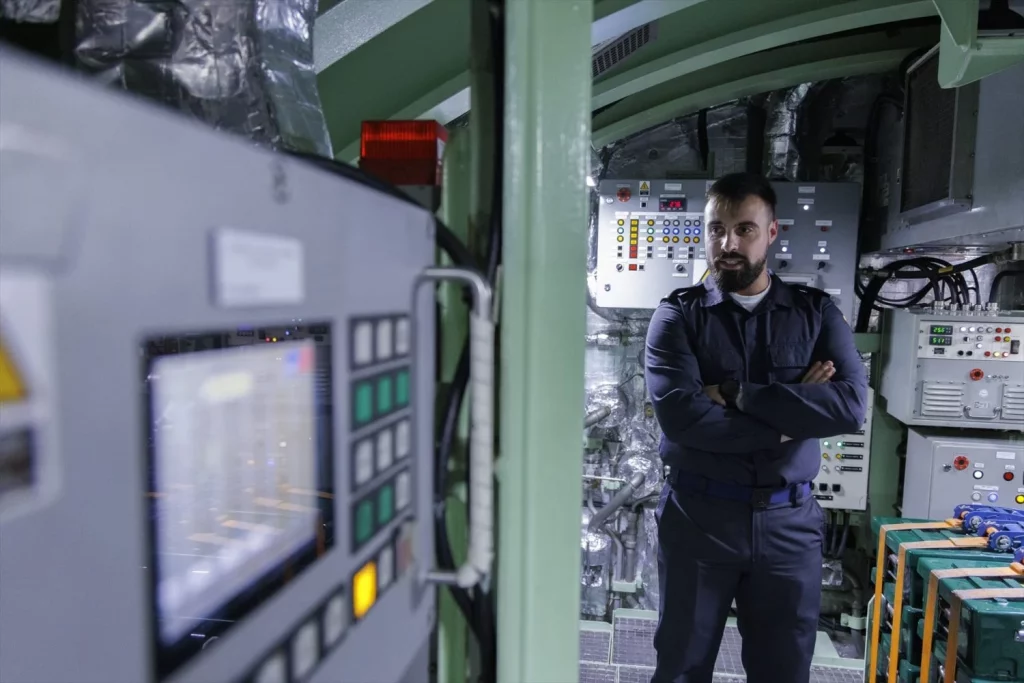 El suboficial de Sistemas Auxiliares y Motores, Torres, trabaja en el submarino S-81, a 12 de febrero de 2025, en Cartagena, Murcia (España). El Isaac Peral (S-81) (Fuente: Agencias)