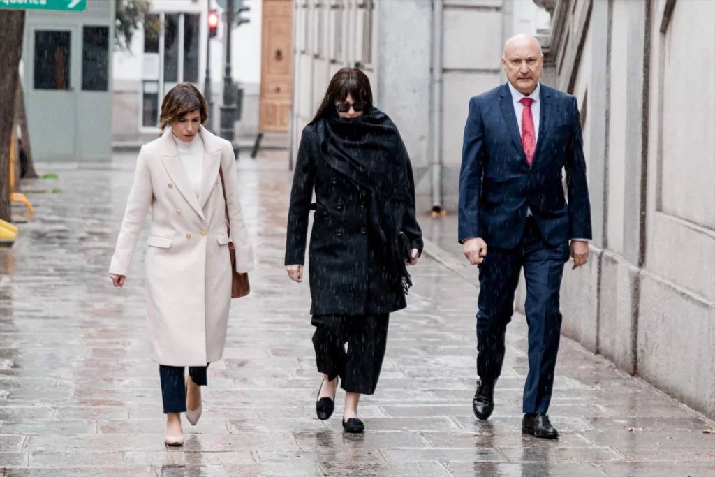 Jessica Rodríguez, ex pareja de Ábalos, en medio. EUROPA PRESS